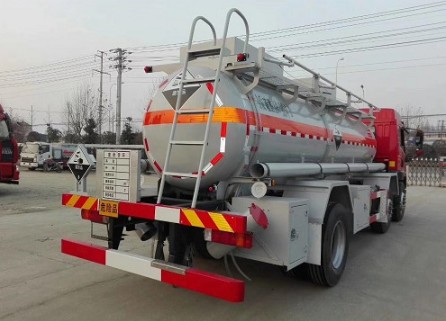 解放龍V小三軸前四后四SLS5253GFWC5V型腐蝕性物品罐式運輸車后尾部圖片 解放龍V小三軸前四后四SLS5253GFWC5V型腐蝕性物品罐式運輸車后尾部圖片